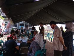 Satuan Brimob Polda Aceh dan Diskopukmdag Selenggarakan Vaksinasi di Pasar Al Mahirah