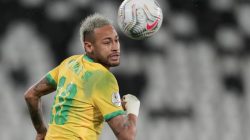 Pemain Brasil Neymar Jr beraksi saat pertandingan sepak bola semifinal Copa America 2021 antara Brasil dan Peru di Rio de Janeiro, Brasil, 05 Juli 2021.
