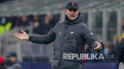 Reaksi pelatih kepala Liverpool Juergen Klopp saat pertandingan sepak bola Liga Champions UEFA AC Milan vs Liverpool FC di Stadion Giuseppe Meazza di Milan, Italia,  Rabu (8/12) dini hari WIB.