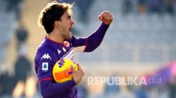 Striker Fiorentina Dusan Vlahovic merayakan golnya dalam pertandingan sepak bola Serie A Liga Italia antara Fiorentina dan Sassuolo di Stadion Artemio Franchi di Florence, Italia, Ahad (19/12) malam WIB. Vlahovic menjadi salah satu aktor utama Fiorentina terhindar dari kekalahan saat menjamu Sassuolo. Kedua tim bermain imbang 2-2.