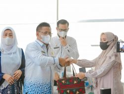 Wali Kota Banda Aceh Serahkan Bantuan Mesin Bordir