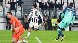 Striker Juventus Paulo Dybala (tengah) usai mencetak gol ke gawang Udinese dalam lanjutan Serie A Liga Italia, Ahad (16/1/2022) dini hari WIB. Juventus unggul 2-0 di laga itu.
