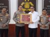 Kapolda Aceh Serahkan Piagam dan Plakat Penghargaan Kepada Komunitas Eco Enzym
