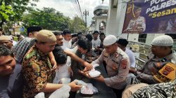 Jumat Berbagi, Polsek Ulee Kareng Bagikan Nasi Kotak kepada Jamaah Masjid